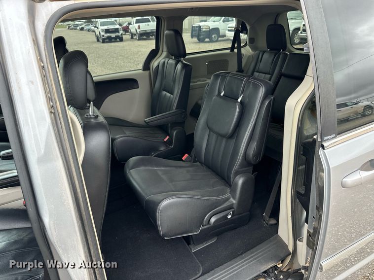 image for item EQ4729 2014 Chrysler Town & Country van