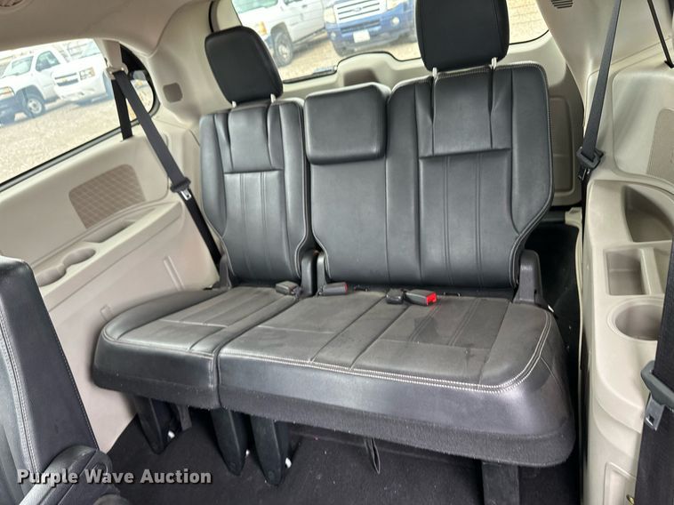 image for item EQ4729 2014 Chrysler Town & Country van