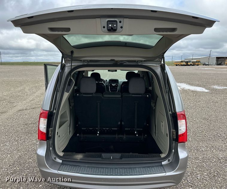 image for item EQ4729 2014 Chrysler Town & Country van