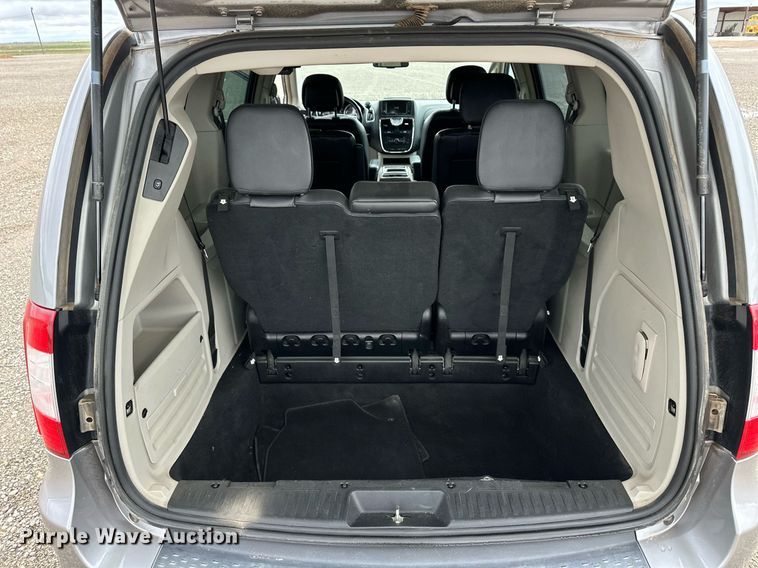 image for item EQ4729 2014 Chrysler Town & Country van