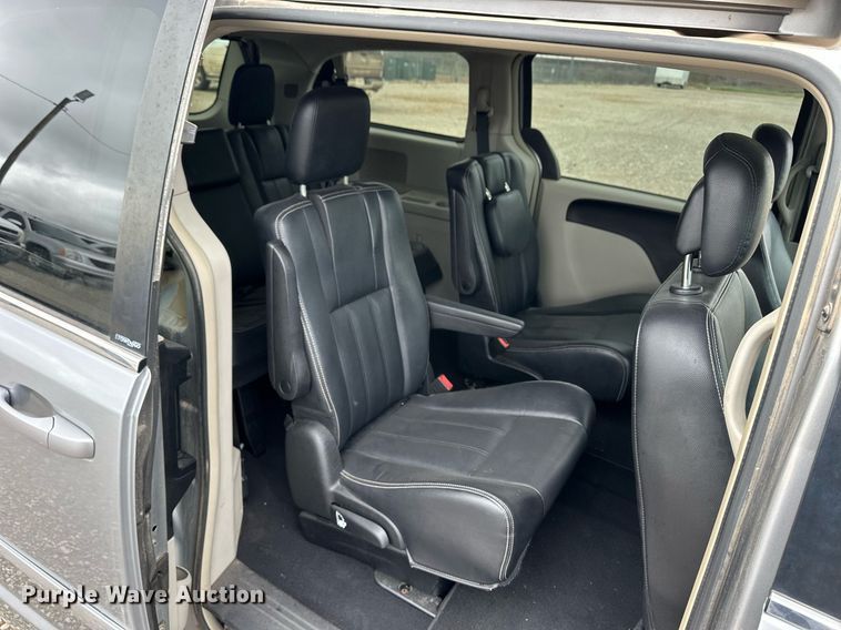 image for item EQ4729 2014 Chrysler Town & Country van