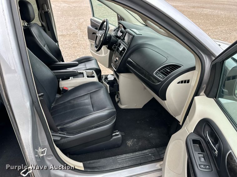 image for item EQ4729 2014 Chrysler Town & Country van