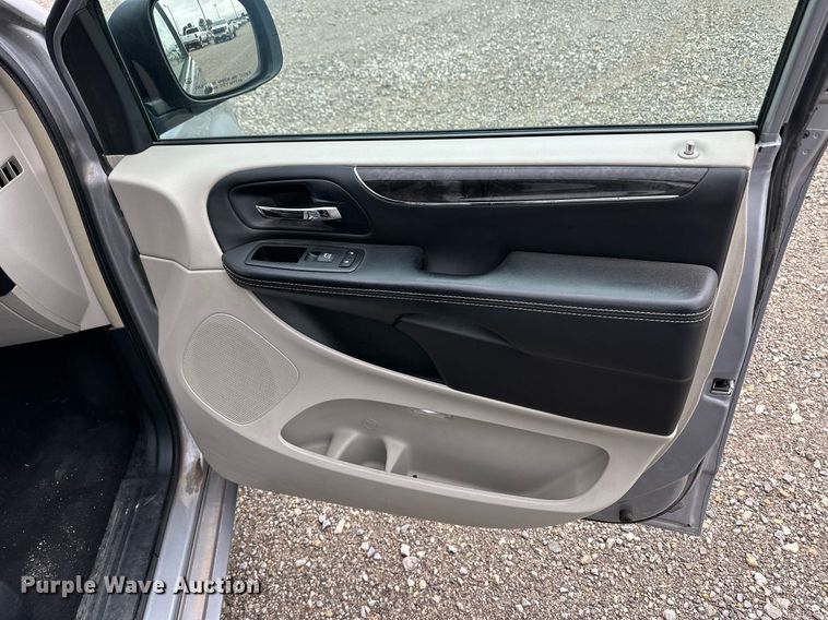 image for item EQ4729 2014 Chrysler Town & Country van