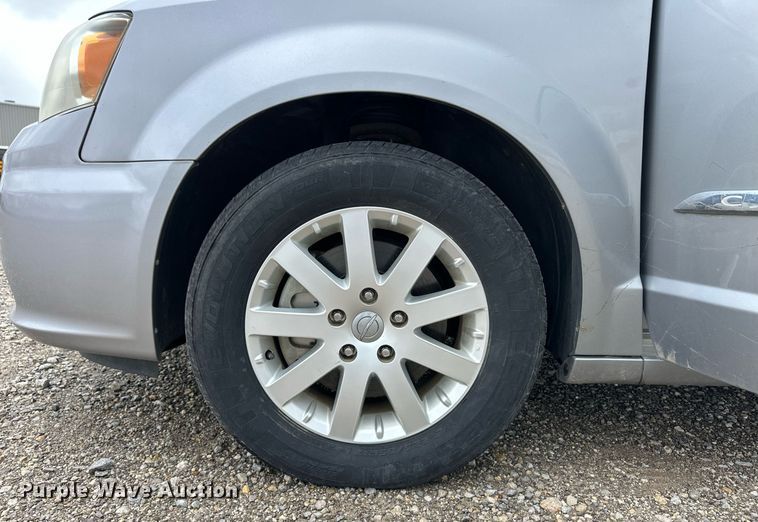 image for item EQ4729 2014 Chrysler Town & Country van