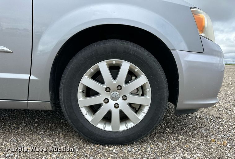 image for item EQ4729 2014 Chrysler Town & Country van