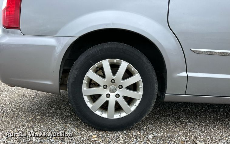 image for item EQ4729 2014 Chrysler Town & Country van