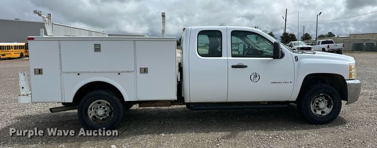 image for item EQ4731 2008 Chevrolet Silverado 3500HD Ext. Cab utility bed pickup truck