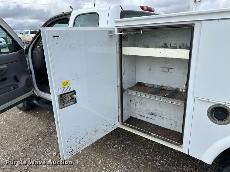 image for item EQ4731 2008 Chevrolet Silverado 3500HD Ext. Cab utility bed pickup truck