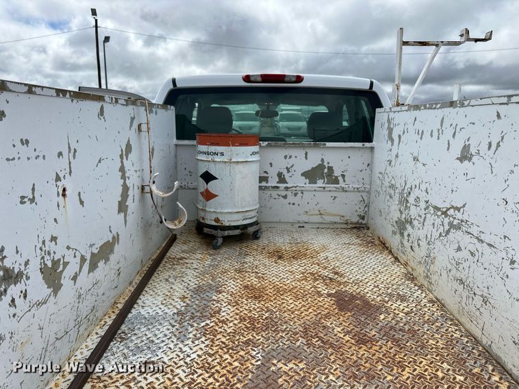 image for item EQ4731 2008 Chevrolet Silverado 3500HD Ext. Cab utility bed pickup truck