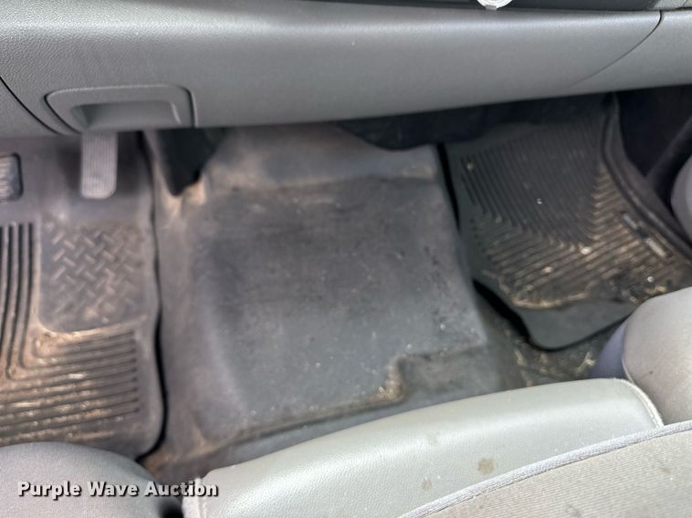 image for item EQ4731 2008 Chevrolet Silverado 3500HD Ext. Cab utility bed pickup truck