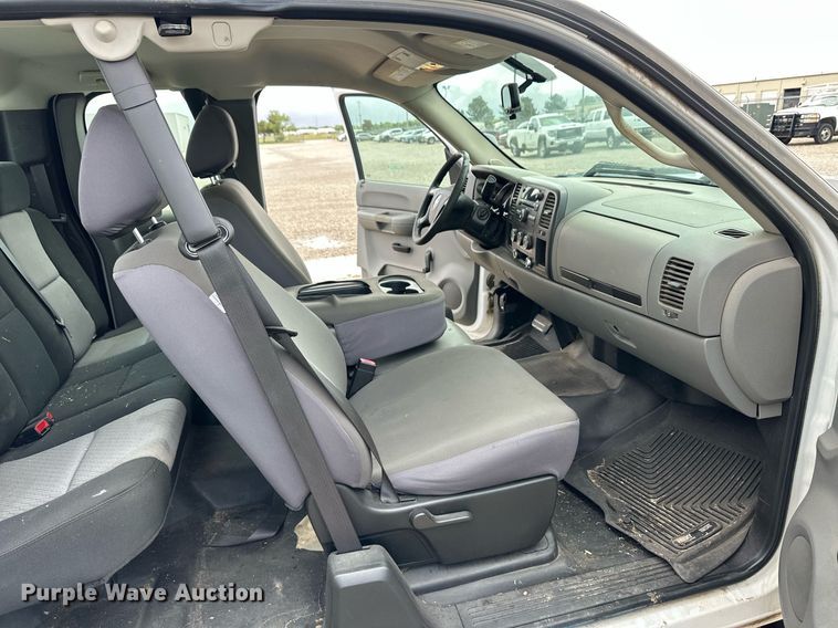 image for item EQ4731 2008 Chevrolet Silverado 3500HD Ext. Cab utility bed pickup truck