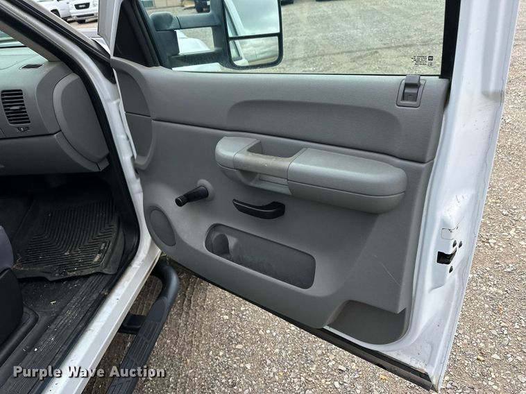 image for item EQ4731 2008 Chevrolet Silverado 3500HD Ext. Cab utility bed pickup truck