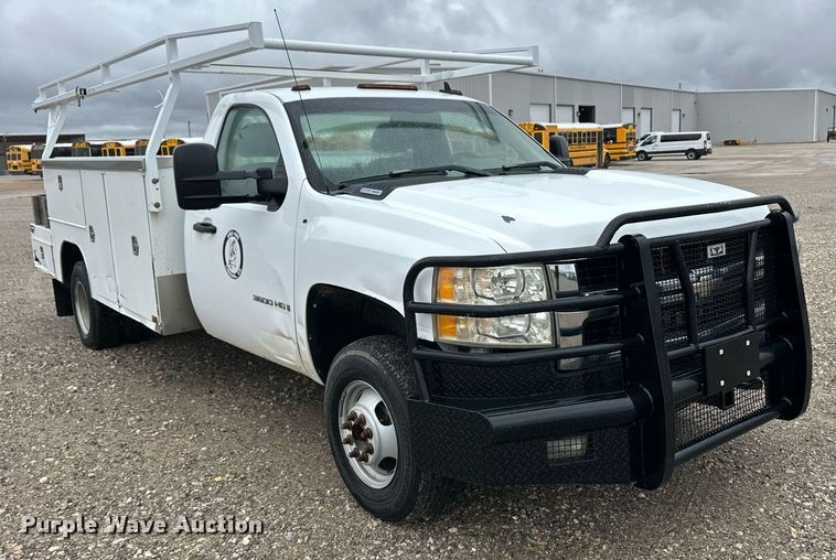 image for item EQ4734 2007 Chevrolet Silverado 3500HD utility bed pickup truck