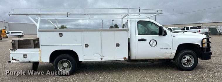 image for item EQ4734 2007 Chevrolet Silverado 3500HD utility bed pickup truck