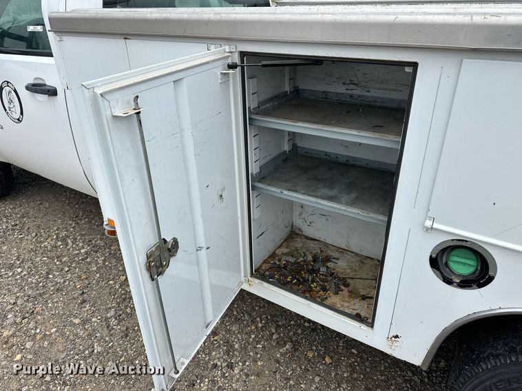 image for item EQ4734 2007 Chevrolet Silverado 3500HD utility bed pickup truck