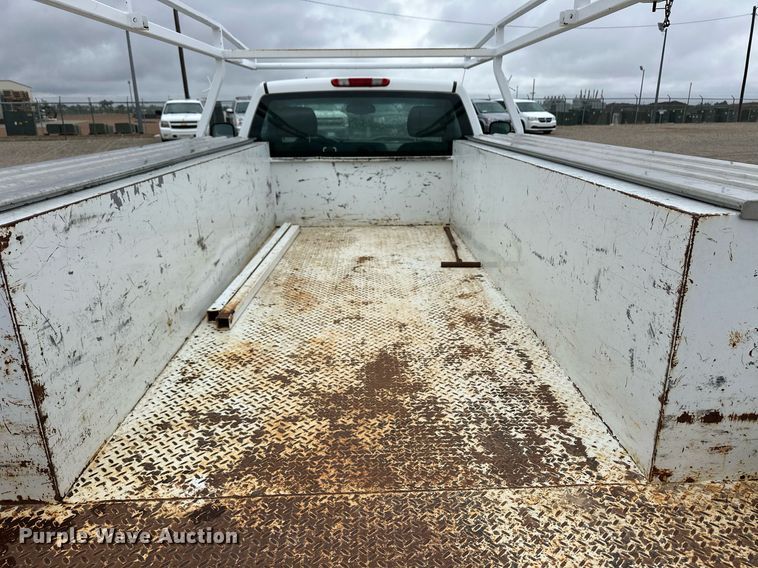 image for item EQ4734 2007 Chevrolet Silverado 3500HD utility bed pickup truck