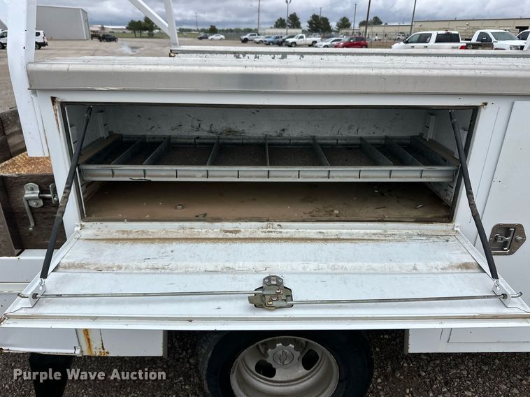 image for item EQ4734 2007 Chevrolet Silverado 3500HD utility bed pickup truck