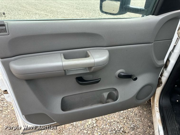 image for item EQ4734 2007 Chevrolet Silverado 3500HD utility bed pickup truck