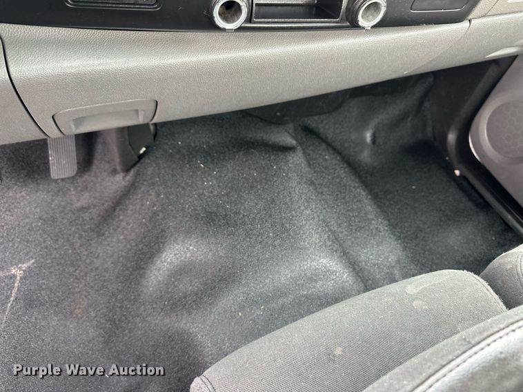 image for item EQ4734 2007 Chevrolet Silverado 3500HD utility bed pickup truck