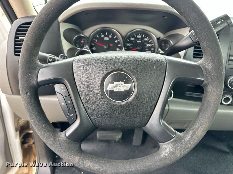 image for item EQ4734 2007 Chevrolet Silverado 3500HD utility bed pickup truck