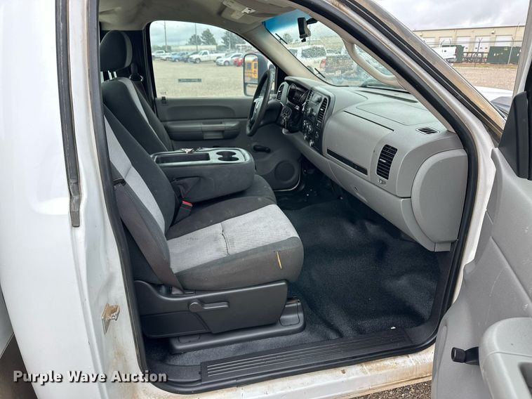 image for item EQ4734 2007 Chevrolet Silverado 3500HD utility bed pickup truck