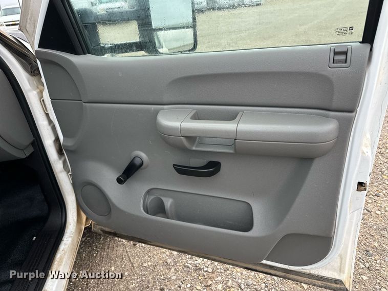 image for item EQ4734 2007 Chevrolet Silverado 3500HD utility bed pickup truck