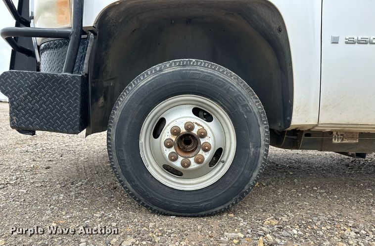 image for item EQ4734 2007 Chevrolet Silverado 3500HD utility bed pickup truck