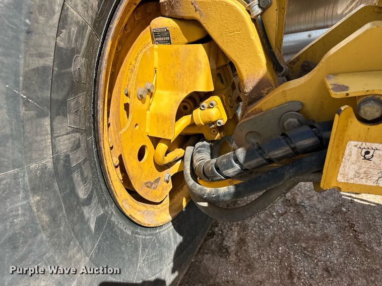 image for item EQ4737 2010 John Deere 772G motor grader