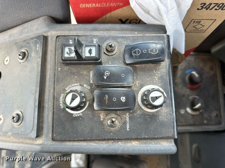 image for item EQ4737 2010 John Deere 772G motor grader