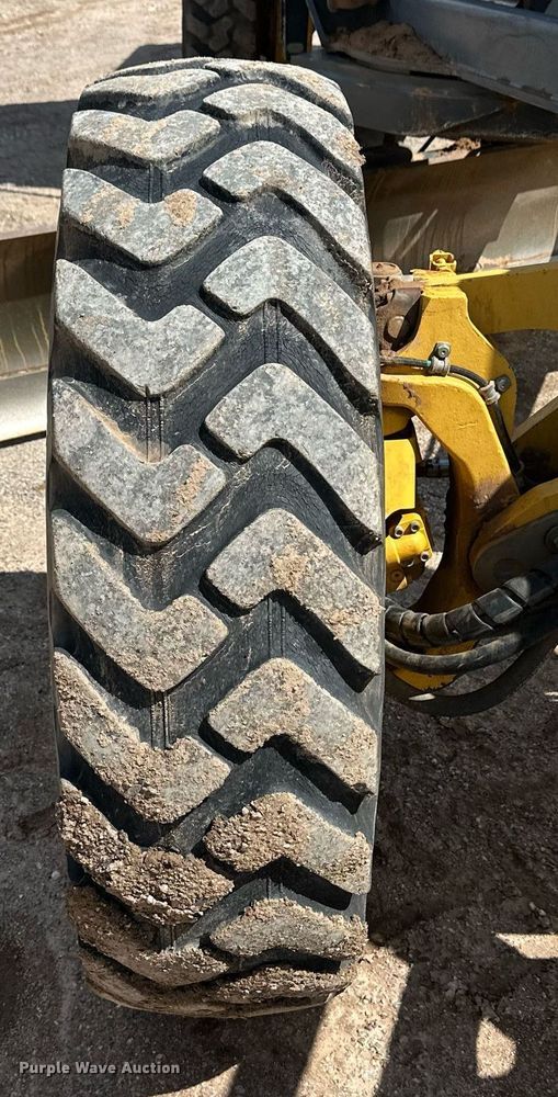 image for item EQ4737 2010 John Deere 772G motor grader