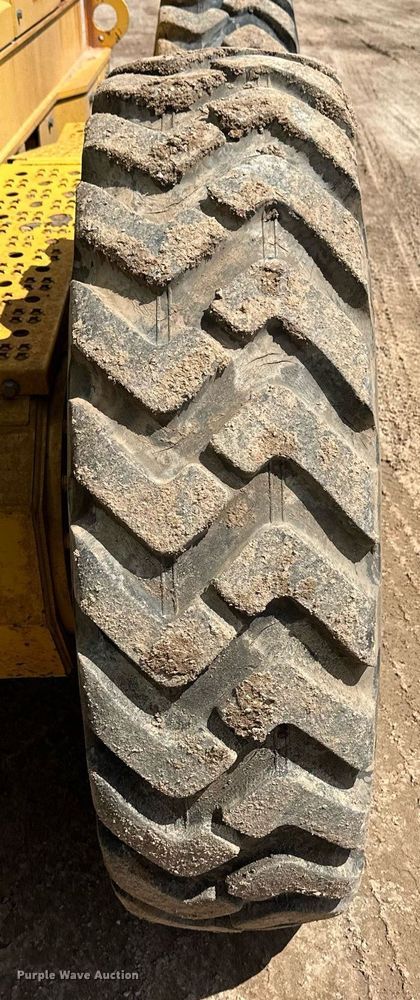 image for item EQ4737 2010 John Deere 772G motor grader