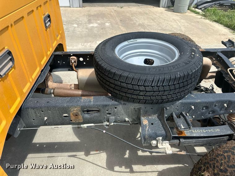 image for item EQ4738 2015 Ford F350 Super Duty pickup truck cab and chassis