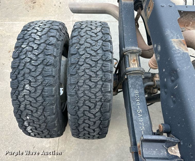 image for item EQ4739 2015 Ford F350 Super Duty pickup truck cab and chassis