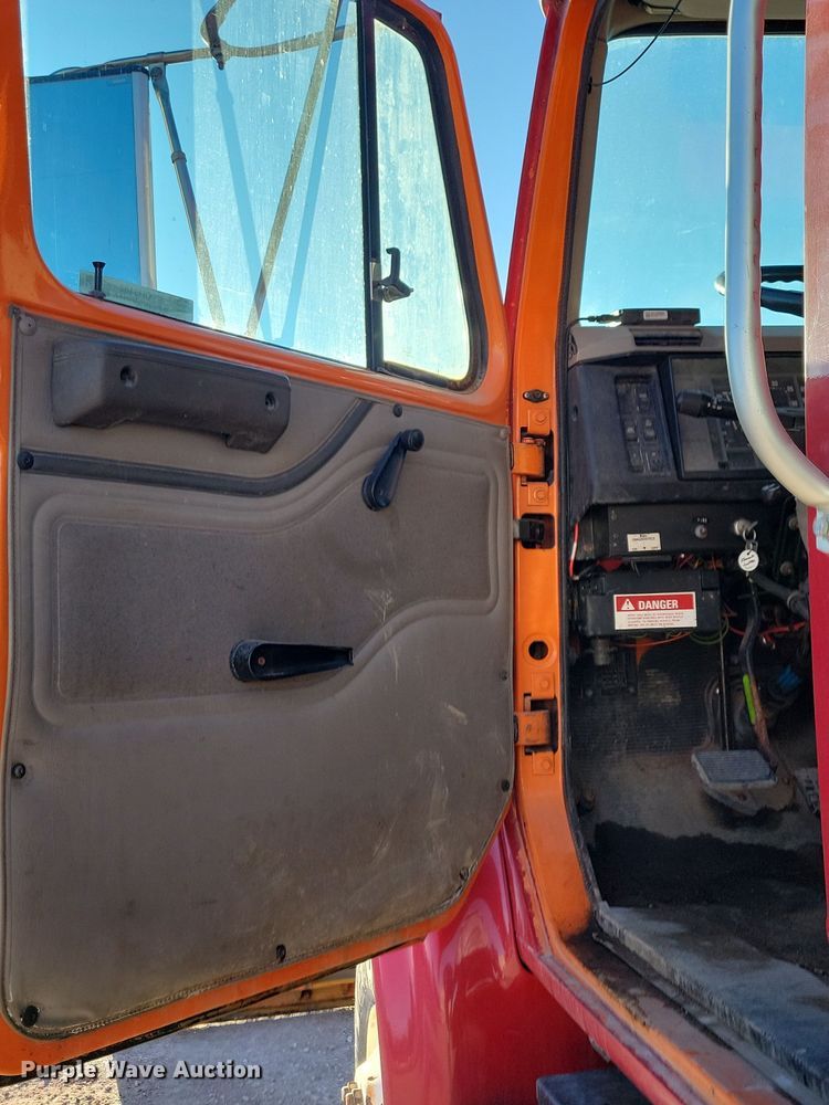 image for item OH9482 1998 International  4800 dump truck