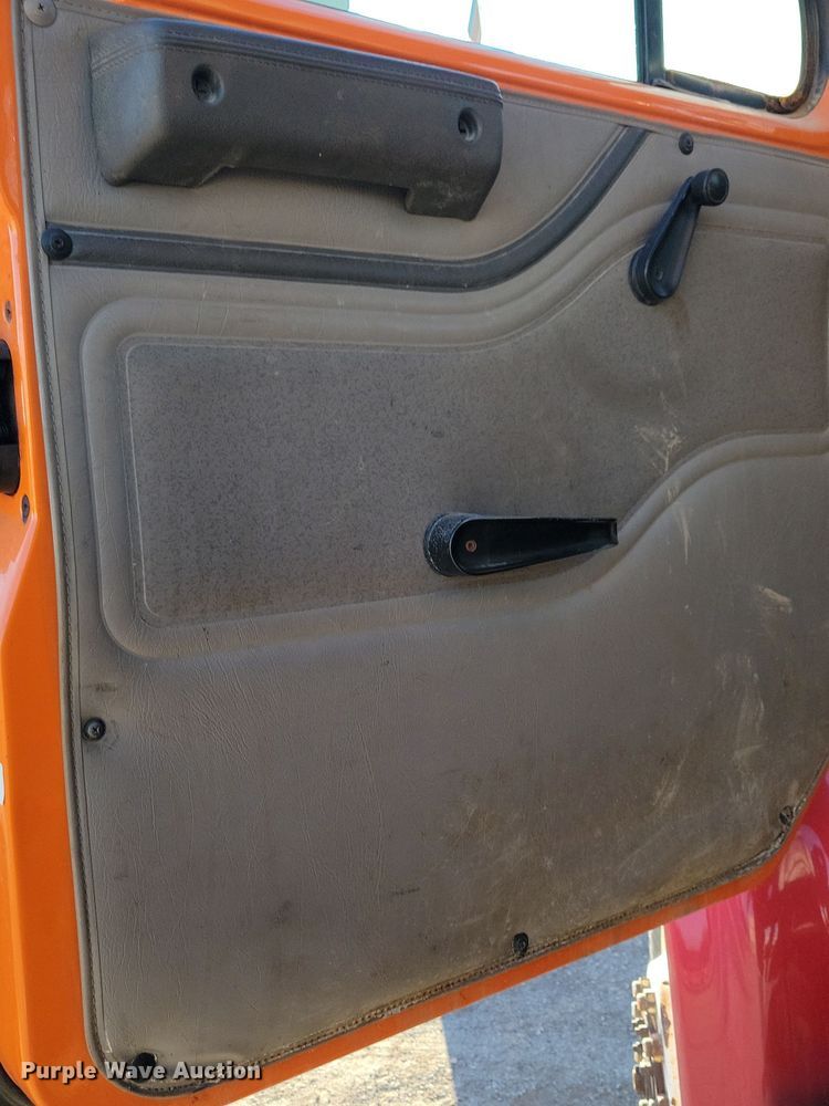 image for item OH9482 1998 International  4800 dump truck