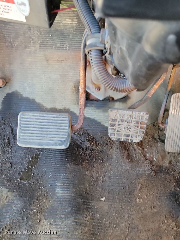 image for item OH9482 1998 International  4800 dump truck