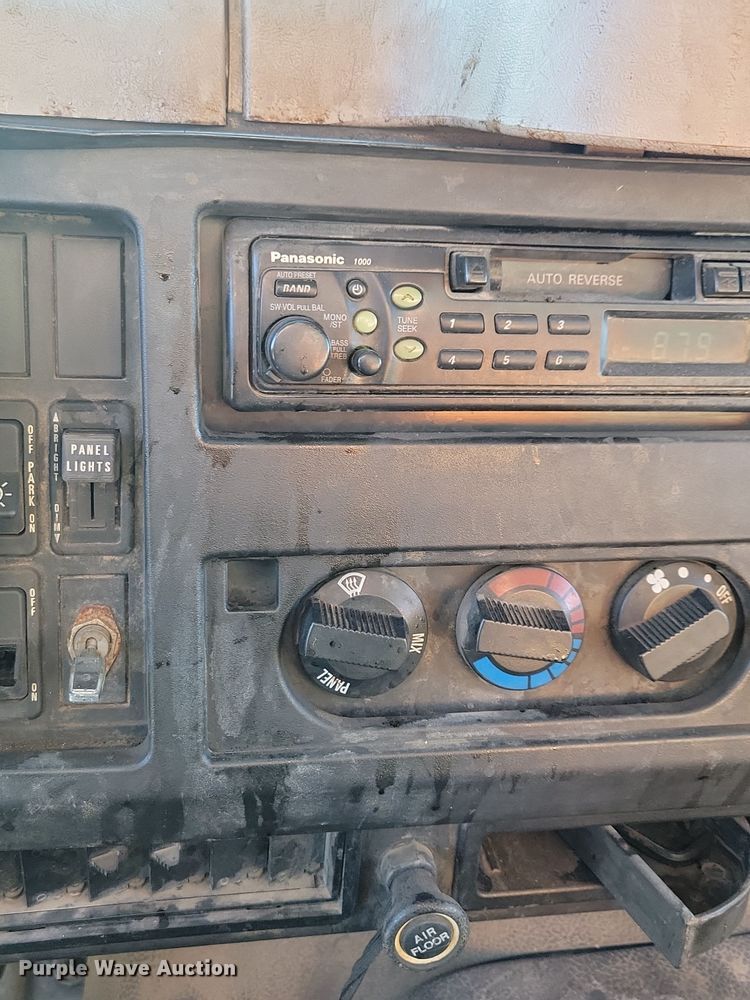 image for item OH9482 1998 International  4800 dump truck