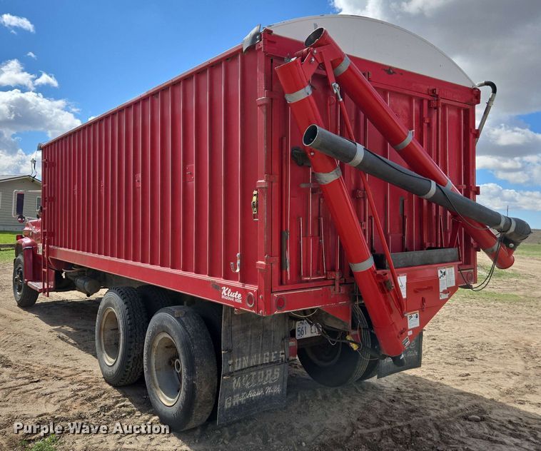 image for item DE2180 1986 GMC 7000 grain truck