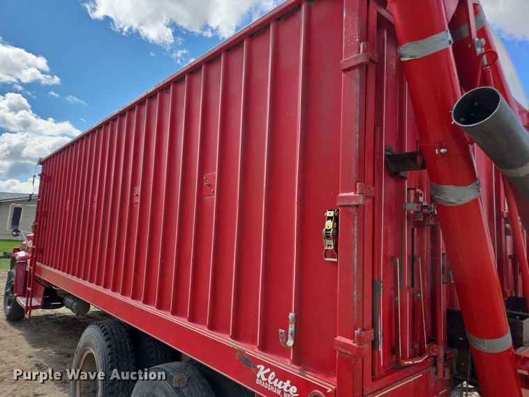 image for item DE2180 1986 GMC 7000 grain truck