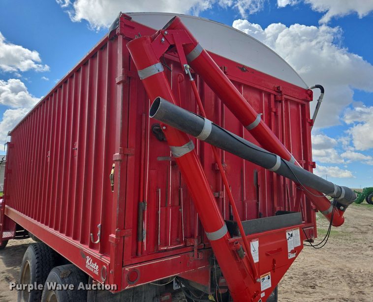 image for item DE2180 1986 GMC 7000 grain truck
