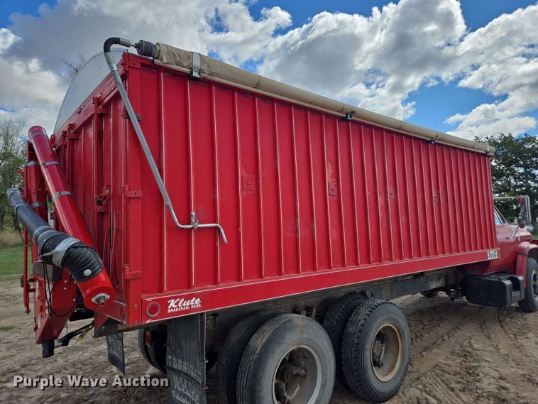 image for item DE2180 1986 GMC 7000 grain truck