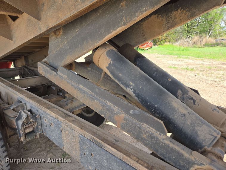 image for item DE2180 1986 GMC 7000 grain truck