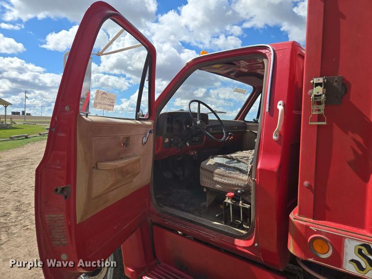 image for item DE2180 1986 GMC 7000 grain truck