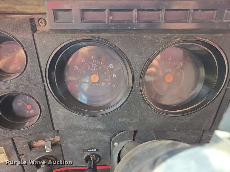 image for item DE2180 1986 GMC 7000 grain truck