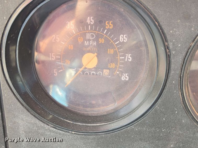 image for item DE2180 1986 GMC 7000 grain truck