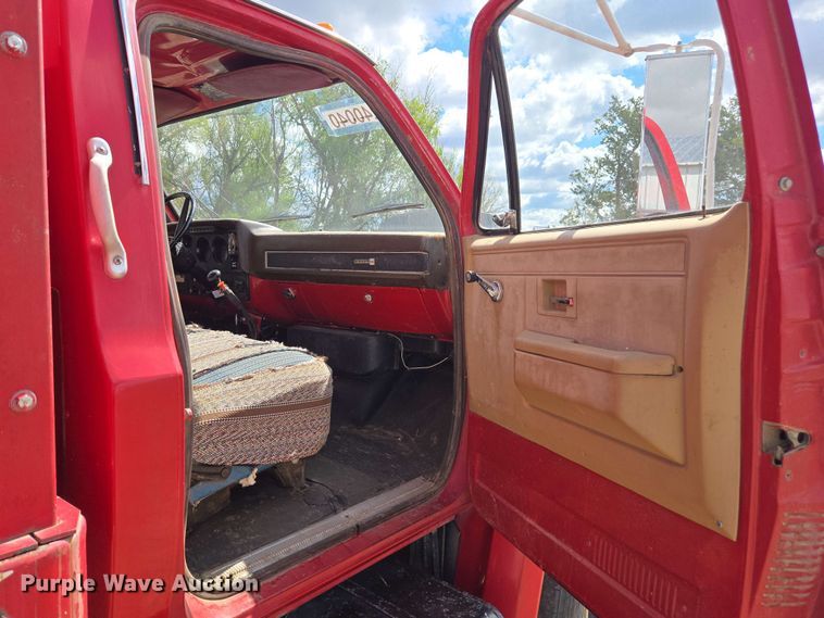 image for item DE2180 1986 GMC 7000 grain truck