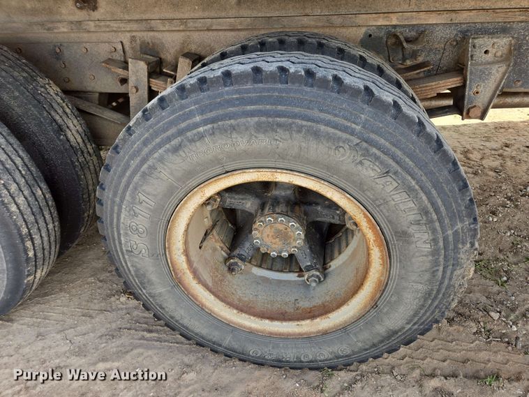 image for item DE2180 1986 GMC 7000 grain truck