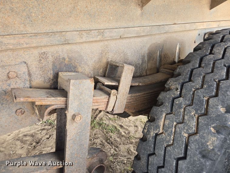 image for item DE2180 1986 GMC 7000 grain truck