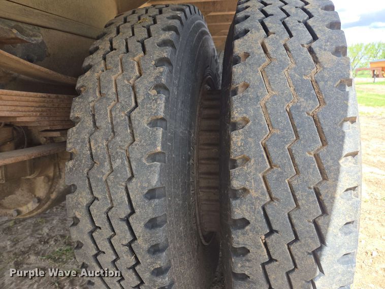 image for item DE2180 1986 GMC 7000 grain truck