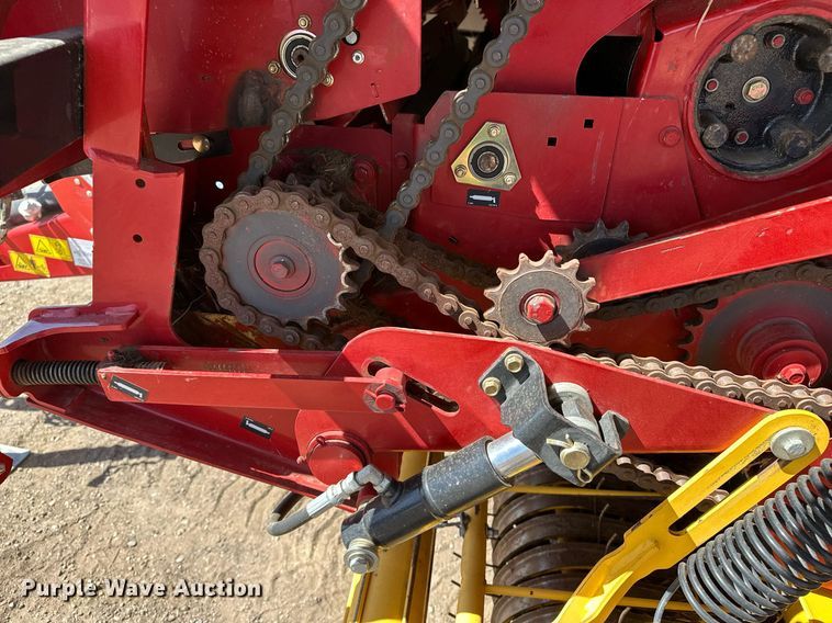 image for item DF8501 2018 New Holland 560RB round baler